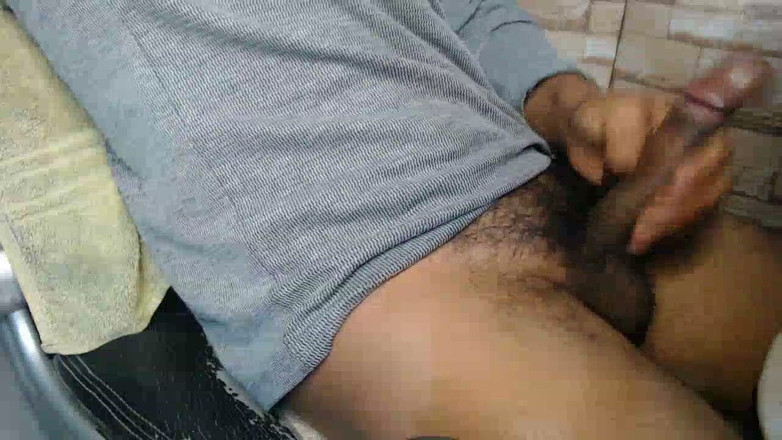 Hornyboy2058: Bir adam boşalmadan önce büyük şişkiniyle tek başına oynuyor