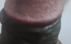 Hij heeft een moment van intieme vreugde en reflectie.