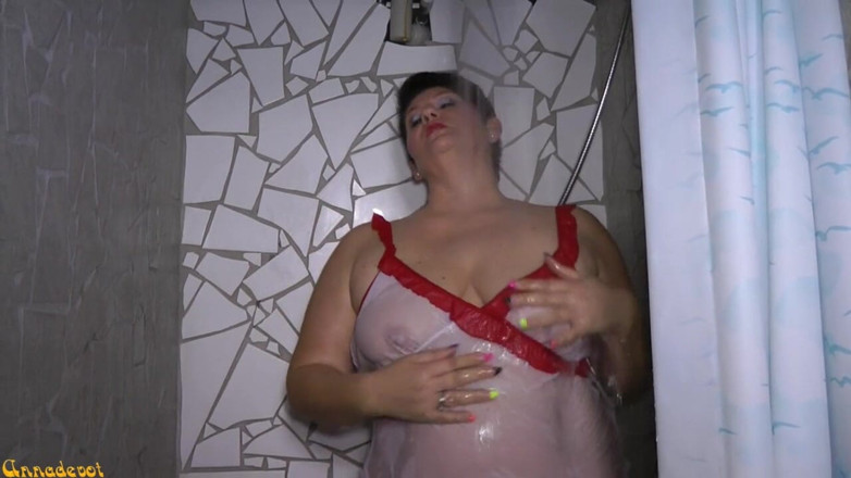 Anna Devot: Mojada Anna Devot en la ducha en bikini