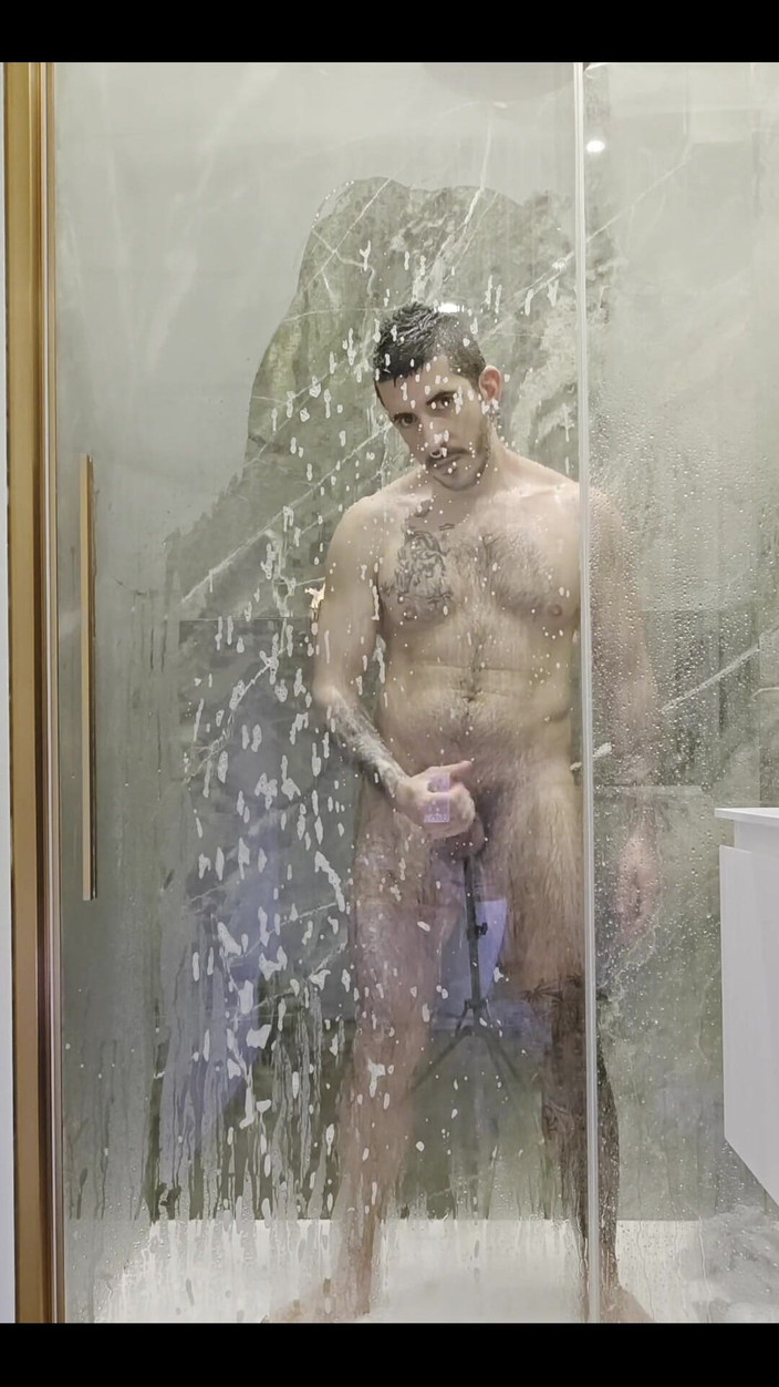 Max Xedephiro: ¿Quién quiere unirse a mí en la ducha?