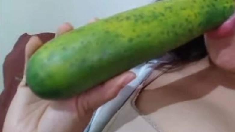 Katerine: Iau un castravete pentru iubitul meu