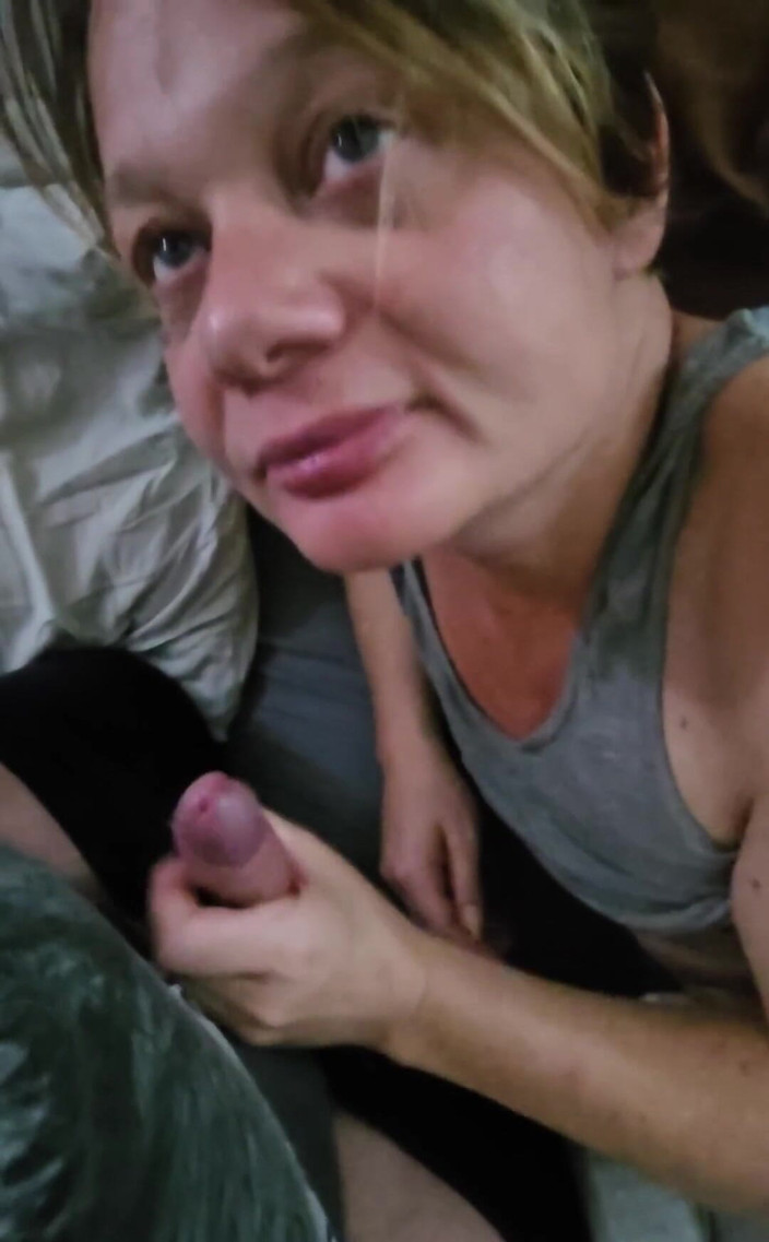 Sofy13: Rychlé kouření, chtěl, aby ho jeho milfka raději pořádně vykouřila