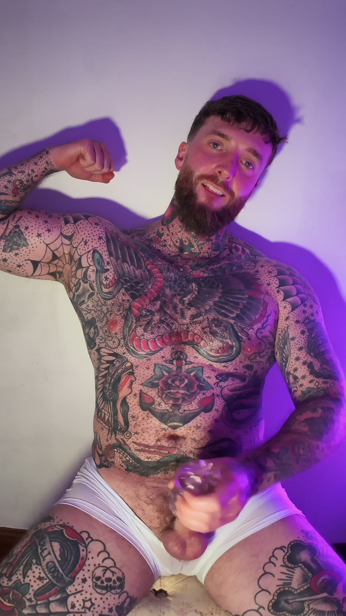 Tattooed Dom: Video pancutan mani berpeluh dominasi bertatu Alpha Video Sudut pandangan...