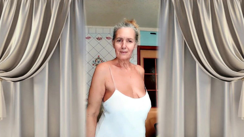 Lukerya: Distracție cu flirt cu țâțe goale