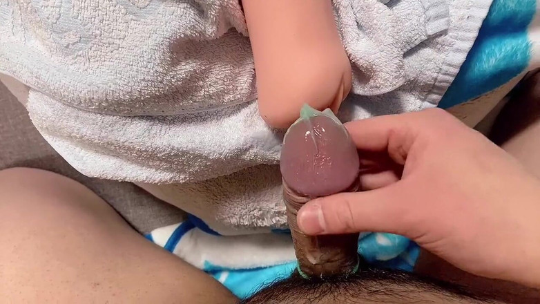 Medical student Hiro: O studentă amatoare se masturbează cu o lanternă