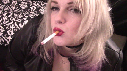 Smoke Temptress Annie Vox - Smoking Fetish: Marlboro red visící kouř
