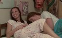 Girlfriends Films: Adolescente sălbatice manipulează surori vitrege nevinovate pentru sex lesbian