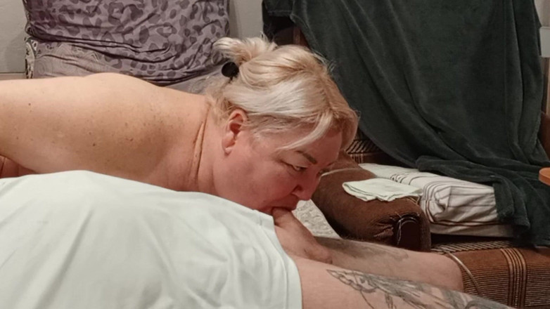 Zona901: Jiran suka mengambil zakar ke dalam tekaknya dan menelan air...