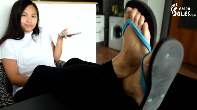 Czech Soles - foot fetish content: Cewek Asia yang main-main dan imut dengan kaki telanjang