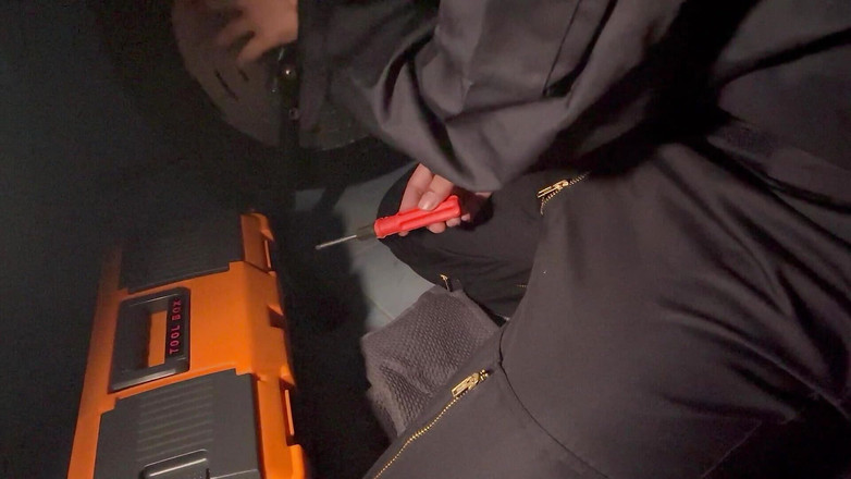 SinglePlayerBKK: Mekaniker ryckar av under cykelreparation.