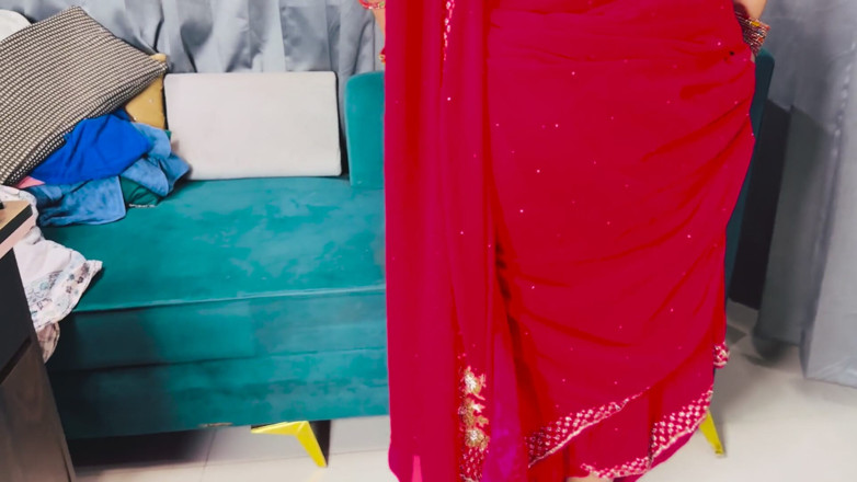 Desi Horny Savita: แต่งตัวในชุดแดงอินเดียเต็มรูปแบบและรองเท้าส้นสูง