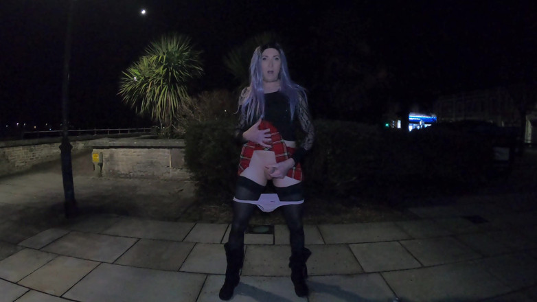 The Midnight Minx: Chilly midnight wank
