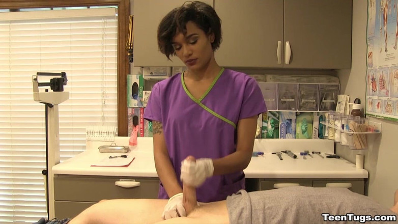 TeenTugs: Медсестра Жасмін Барнс висушує член насухо
