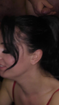 Curvele sexy ale unei mame sexy adoră sperma pe fețele lor