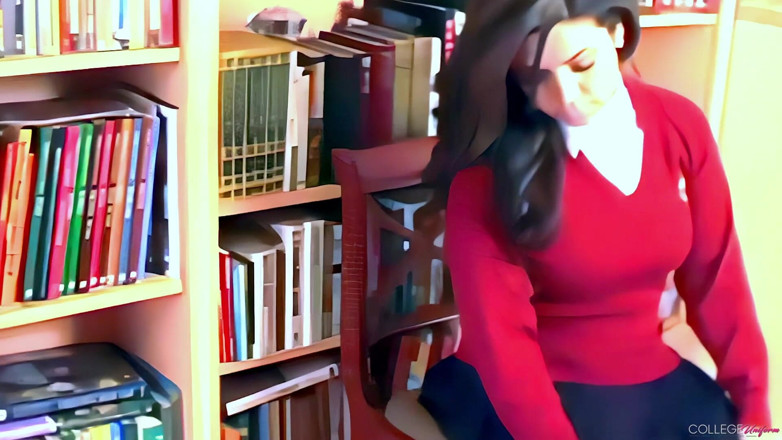 College Uniform: Rak buku yang menampilkan Samantha Buxton