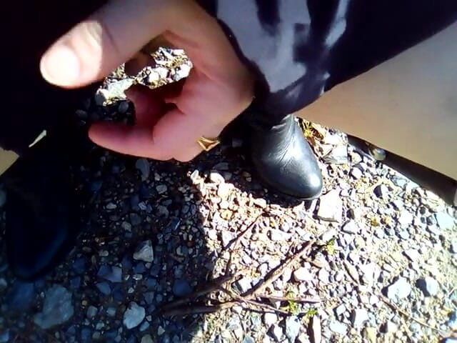 RavenBigAss: 在树林里撒尿，裙子没有内裤
