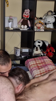 Dwa niedźwiedzie ssają mojego kutasa, a jeden spuszcza się w moje usta