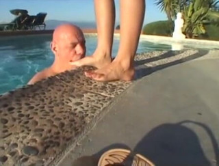 Foot Girls: Juego de pies al aire libre cerca de la piscina
