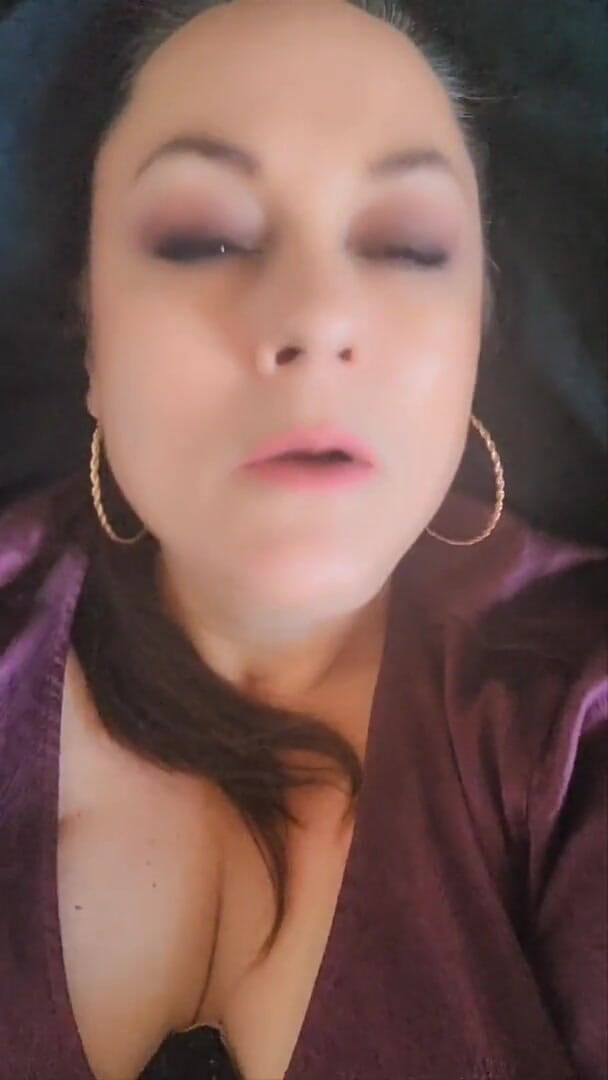 Bellacarina94: Futaiul pizdei cu un vibrator mă face să ejaculez atât...