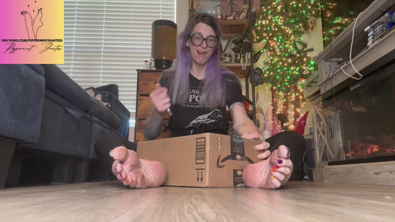 Peppermint Giantess: 67 Riesin crams Größe 16 Fuß in Größe 14 Converse