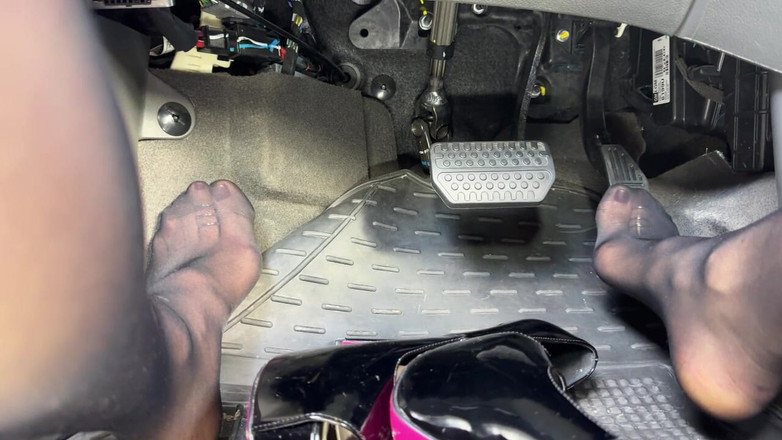 DINA LIGHT: Ukrayna Tanrıçası ile pedal pompalıyor