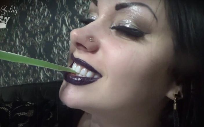 Goddess Misha Goldy: Vista previa de mi nuevo video de #lipstickfetish y #vorefetish: 5 collores para...