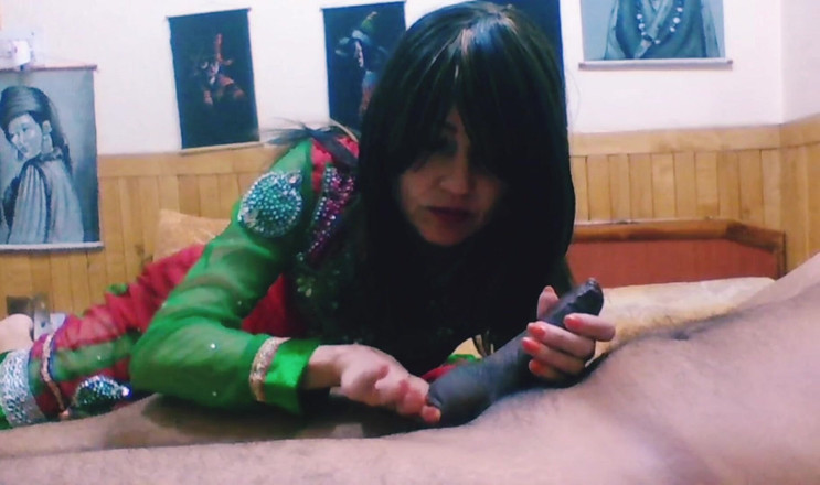 Bolly Karma: Macecha vzala nevlastnímu synovi ptáka do rukou