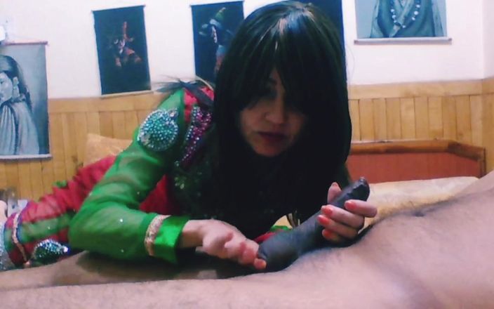 Bolly Karma: Madrasta levou o pau do enteado nas mãos