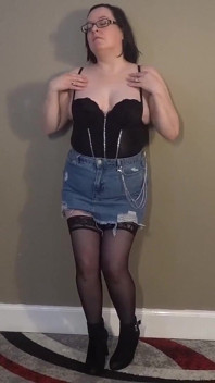 in Denim Minirock, Holdups und High Heels