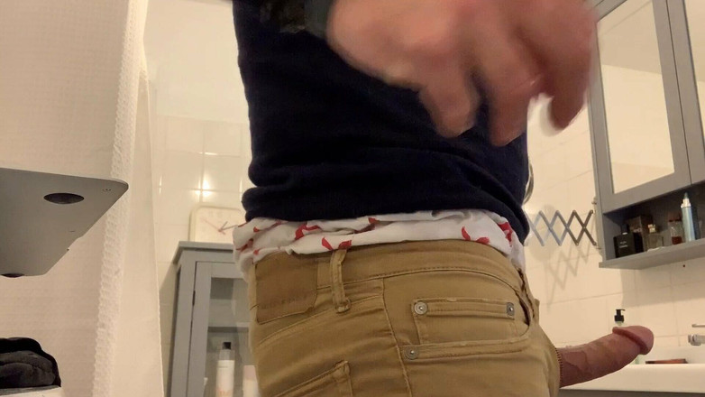 TJenner: Im Badezimmer schlagen, überall spermaflecken, getrocknete Spermaflecken auf schwarzem Jeans-Fetisch. Ae...