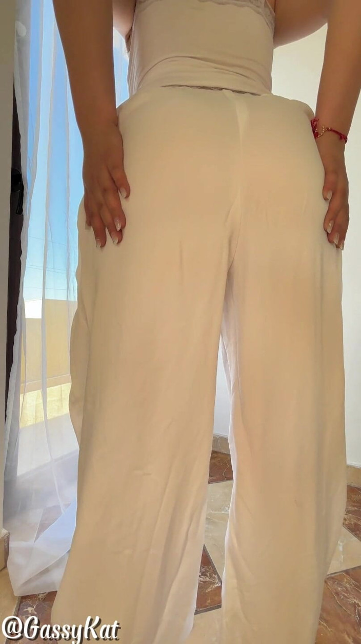 GassyKat: White Pants Bubbly Farts