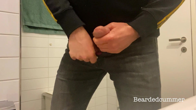 Beardedcummer: Papai faz xixi e mostra pau macio