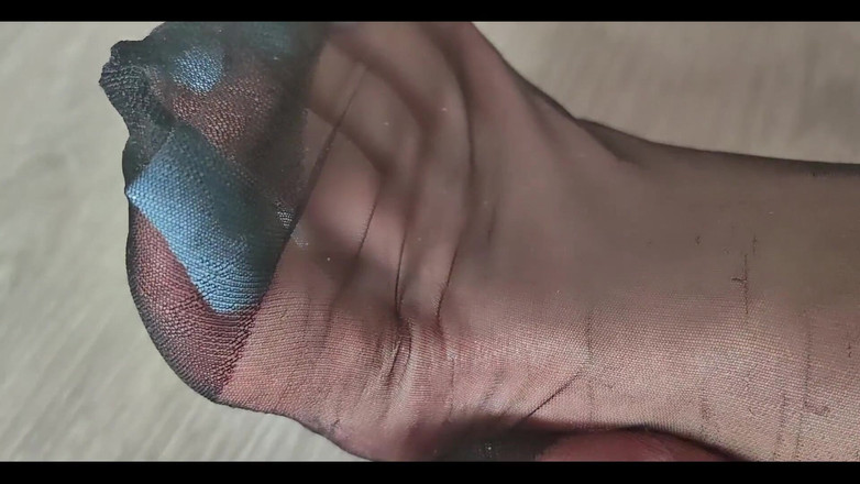 Goddess Lena: Mis pies de nylon calientes