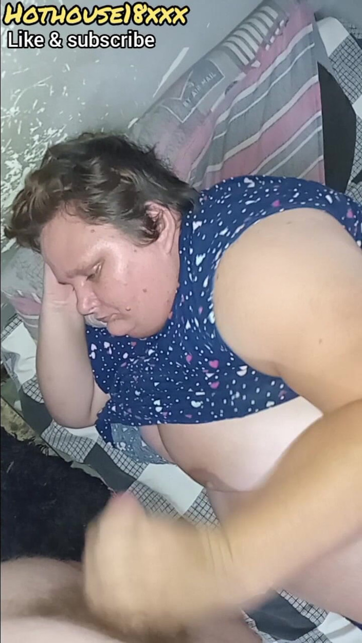 hothouse18xxx: Mami vitregă îi face fiului vitreg labă și spermă pe sânii ei