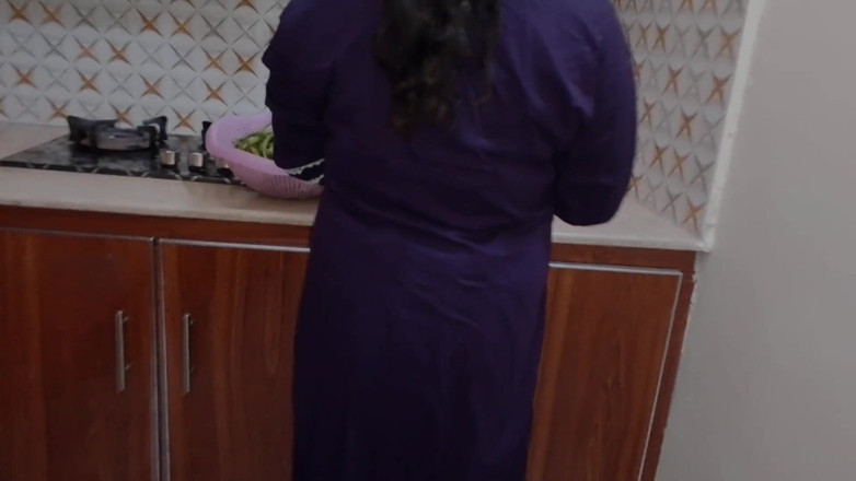 RedQueenRQ: Bangladeschische desi stiefmutter und stiefsohn haben sex in der küche