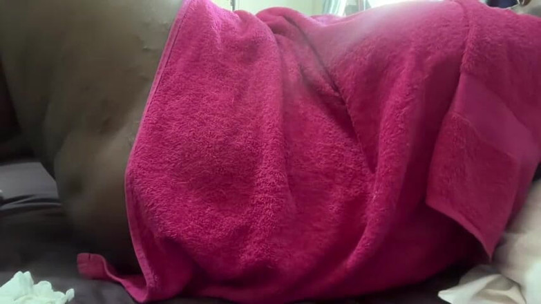 Legendary Booty Overdose: Madura gordinha se masturbando e gemendo na cama