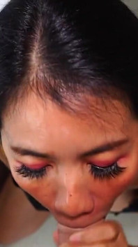 Thai-MILF bekommt sperma in den mund