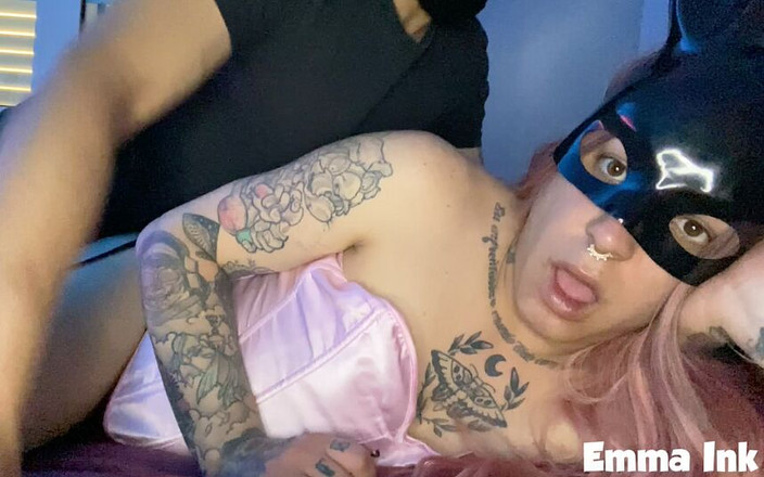 EmmaInkTrans: A lovit fundul strâmt, oral adânc în gât și ejaculare înăuntru