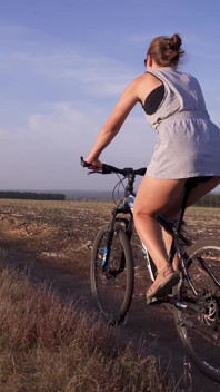 屋外でのサイクリングとミニスカートでお尻を点滅させる