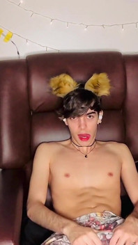 Пухнастий twink влаштовує безлад