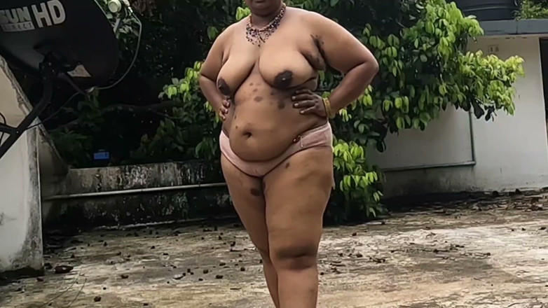 Anne Ipe: Nudista traviesa de La India relajarse al aire libre desnuda,...