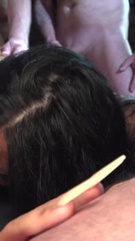 Tombul dövmeli orta yaşlı seksi kadın grup seks sürprizi için hazır