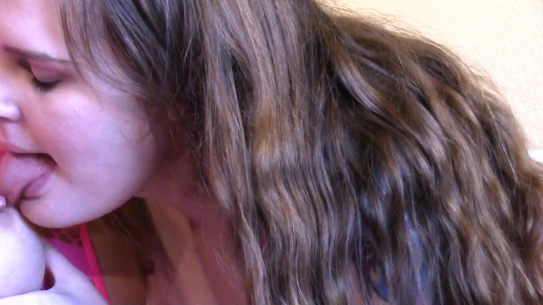 Real Amateur Sluts: Taylor Gift and Lux Lisbon Make out on the couch!