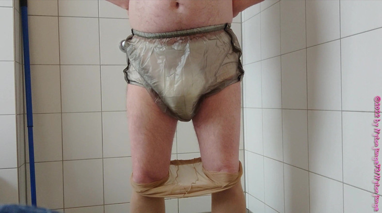 Carmen_Nylonjunge: Nylonjunge Incontinence Test 1