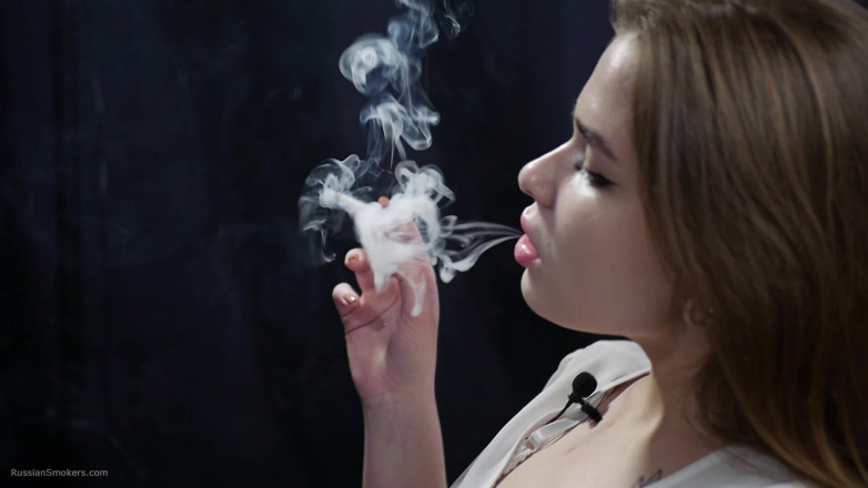 Russian Smokers: Awek blonde Rusia merokok dalam blaus putih
