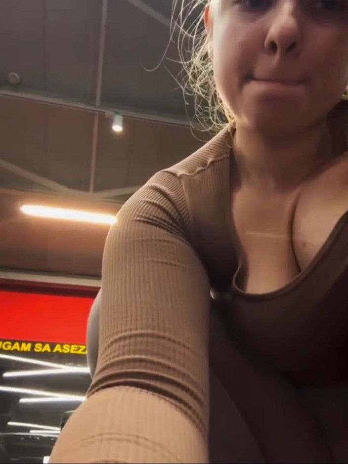 JuiceLussie: Masturbación extrema y entrenamiento en el gimnasio