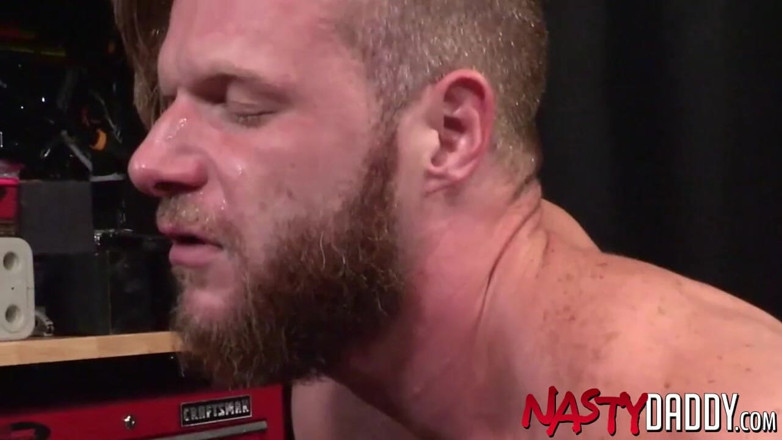 Nasty Daddy: NASTYDADDY - vousatý Brian Bond jezdí a kouří tátovi péro
