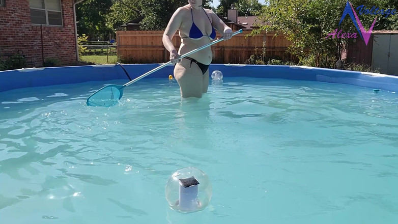 Alexa-Voltage: Curățând piscina mea în bikini