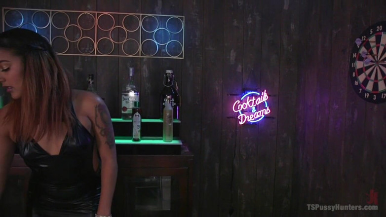 TS Pussy Hunters by Kink: Chanel Santini melakukan temu duga kerja dengan perhambaan dan blowjob
