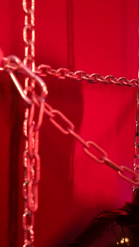 Fată sclavă în costum de latex cu tocuri electro-șoc